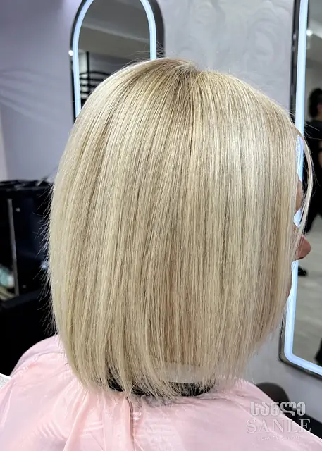 Hair lightening at SANLE — blonde bob from the side, in front of the salon mirror