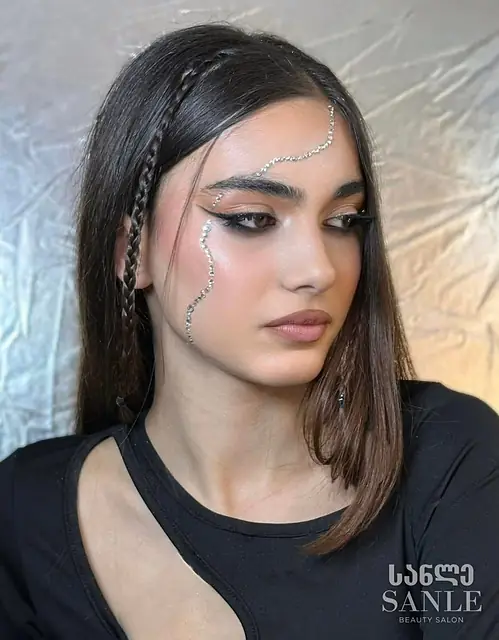 შემოქმედებითი მაკიაჟი დეკორატიული დეტალებით — სანლეს ნამუშევარი